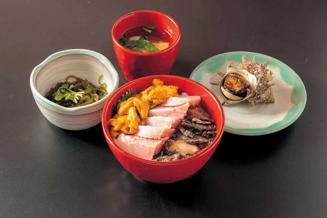 アワビ・トロ・ウニ丼定食画像